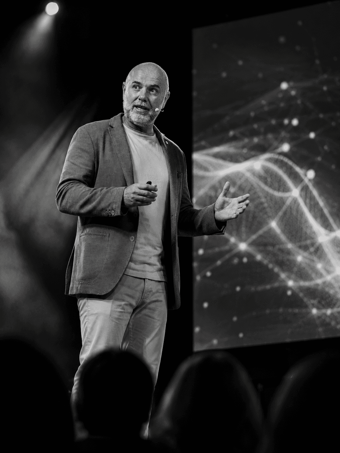 Alfredo Simón durante una charla